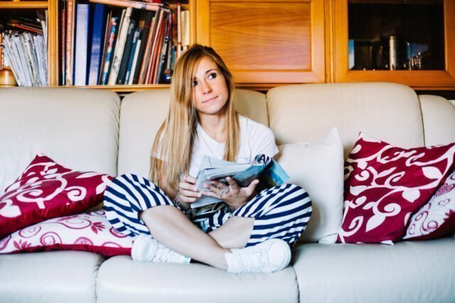 Cum adaugi un touch glamour în living fără să transformi casa într-un decor de film