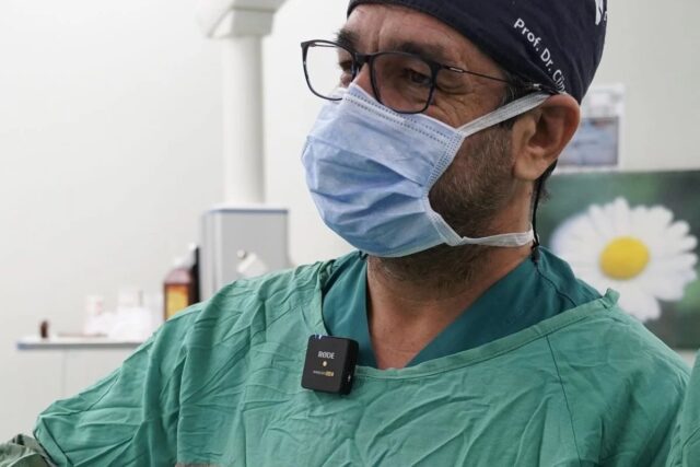 Echipă chirurgicală în timpul unei intervenții laparoscopice